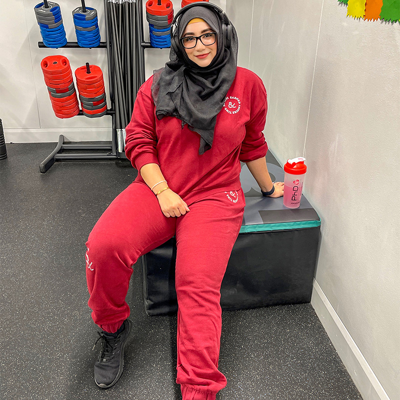 Lady in a gym setting getting ready for a workout